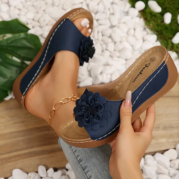 Indy™ | Stilfulde Blomstrede Slip-On Kilesandaler