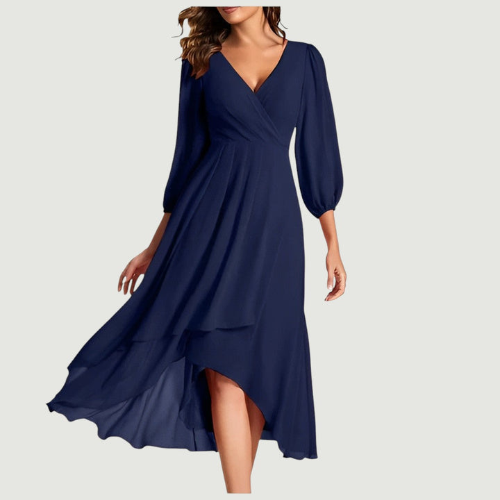 MIA™ KJOLE | Elegant V-halsdesign med asymmetrisk fald